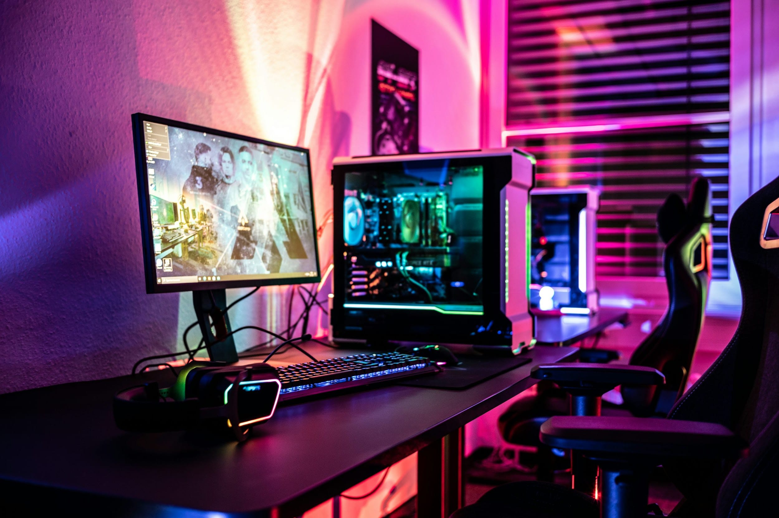 Își va evolua vreodată CSGO grafica? 2 a desk with a laptop and a computer monitor