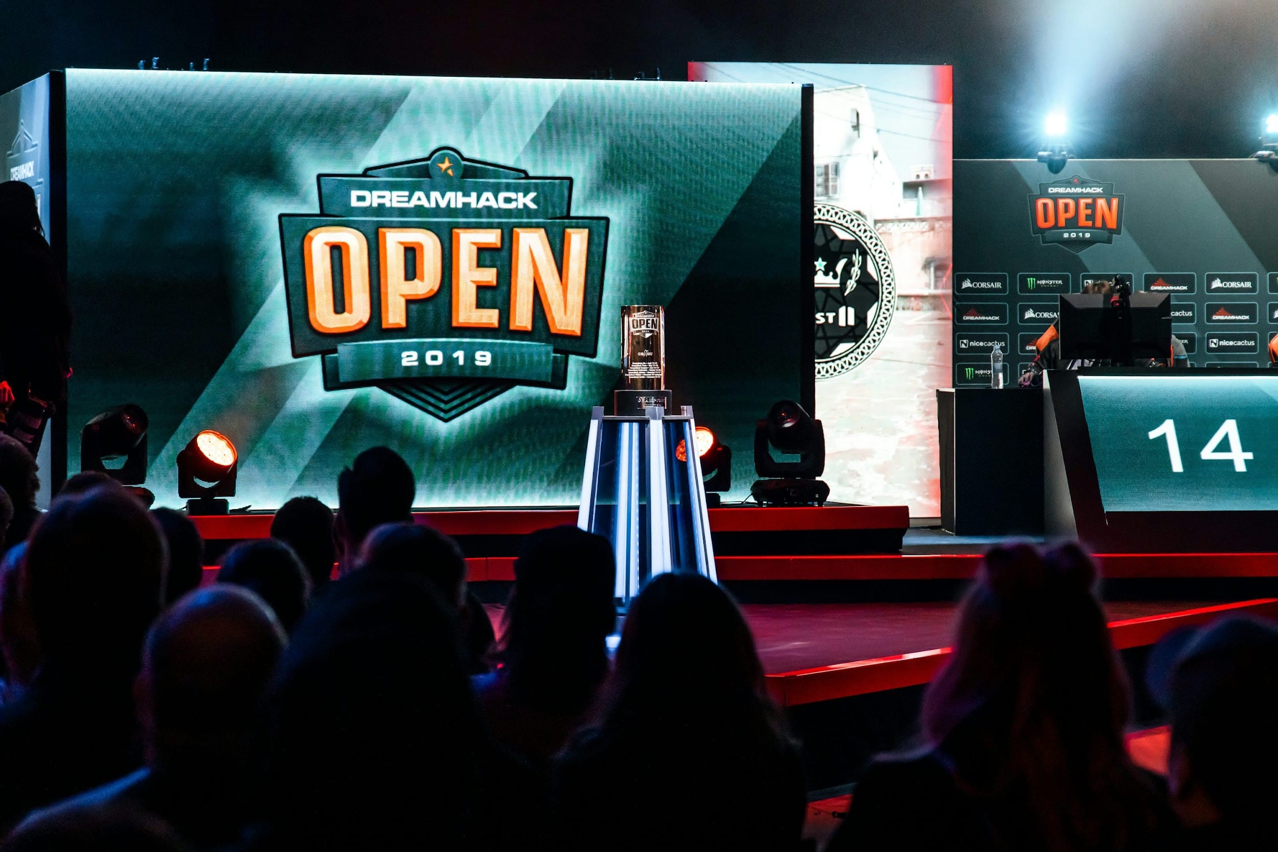 Își va evolua vreodată CSGO grafica? 1 people sitting on red chair watching tv
