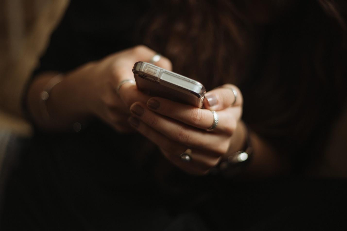 6 red flags to watch out for when looking for the best online casino in Ontario 1 person using smartphone
