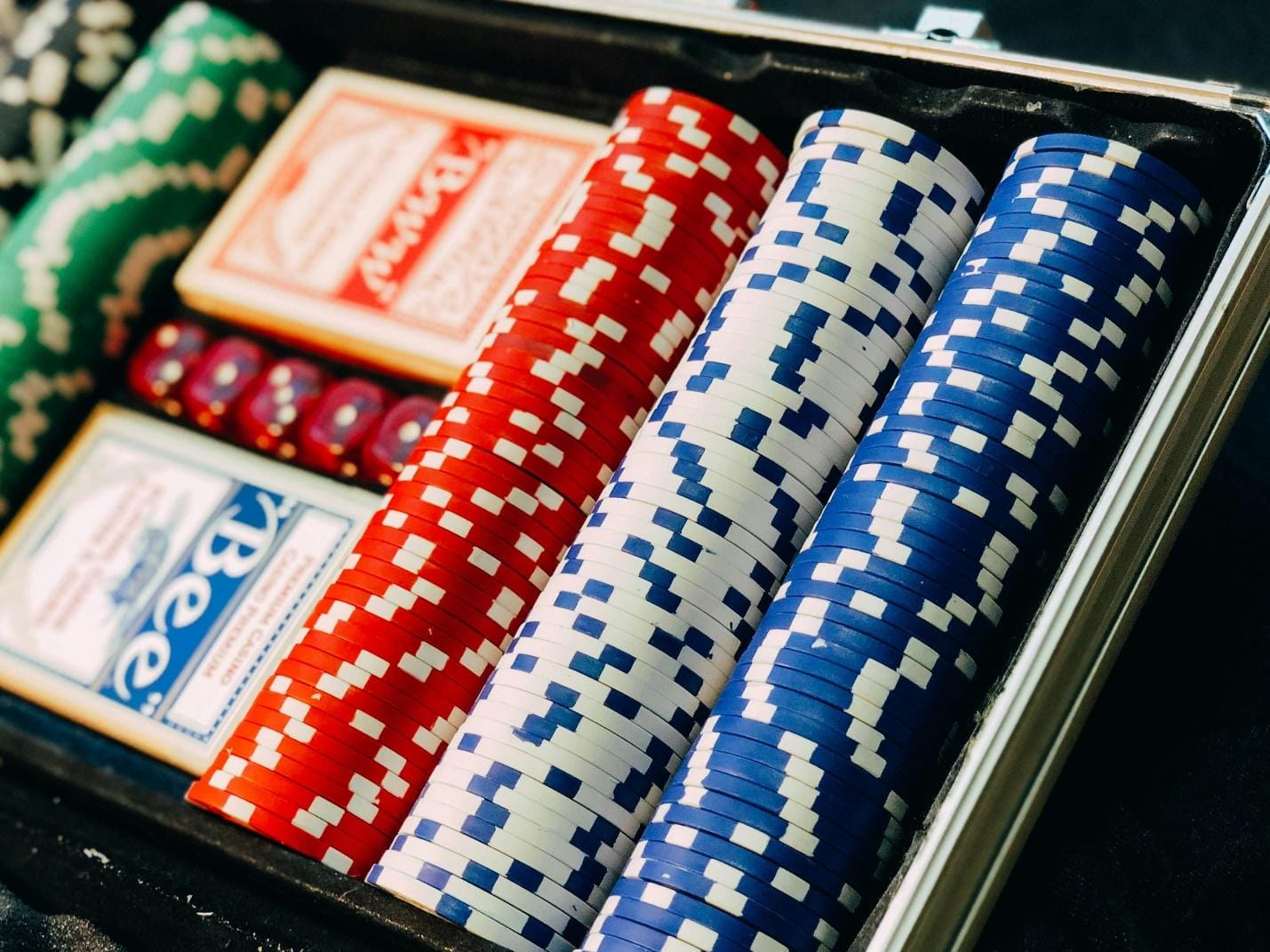 Finding the best no deposit free spins casino bonuses in Ontario to improve your playing experience 1 closeup photography of poker chip set