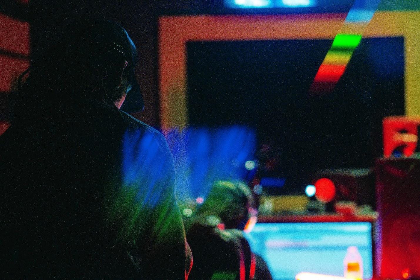 The best PayPal casinos in Canada have these features 1 man in front of woman